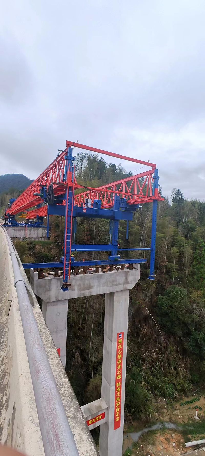 浙江路建塔石大橋加寬GYLQ200T-40M自平衡過跨架橋機(jī)